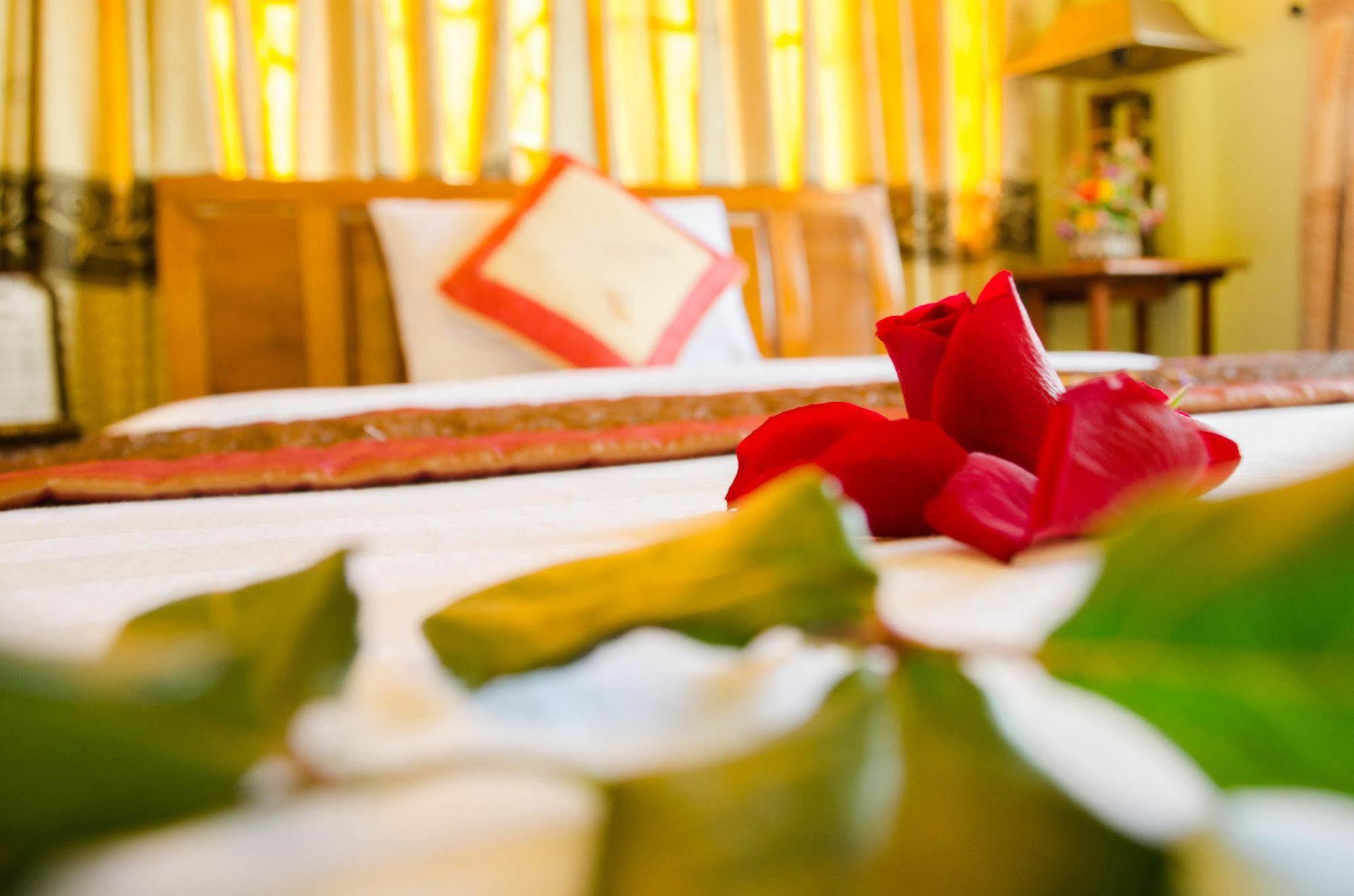 Nhu Phu Hotel เว้ ภายนอก รูปภาพ